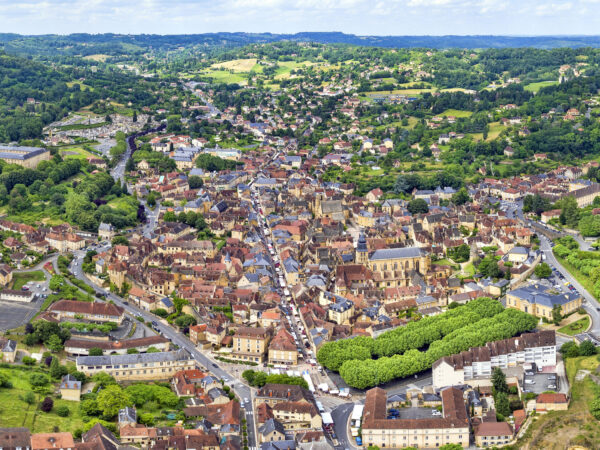Private Transfer: Le Mans to Sarlat La Caneda