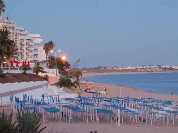 Private Transfer: Armacao De Pera to Lisbon Airport