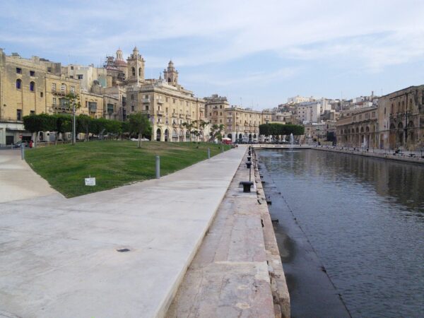 Private Transfer: Cospicua to Malta International Airport