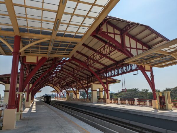 Traslado privado: origen Aeropuerto Internacional Don Mueang, destino Playa Thung Makham Noi