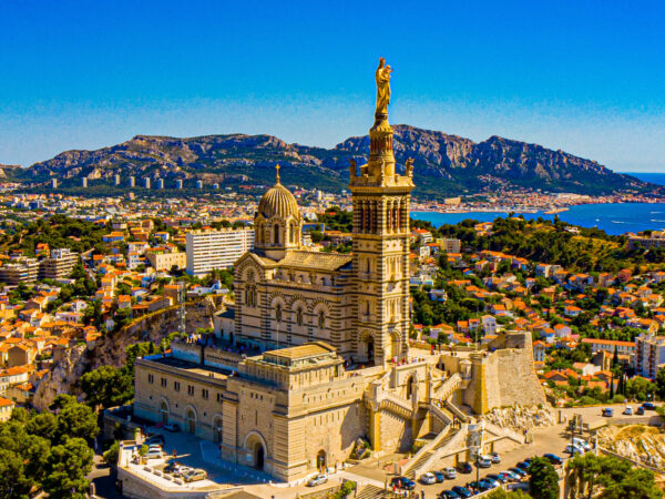 Private Transfer: Marseille Provence Airport to Les Baux