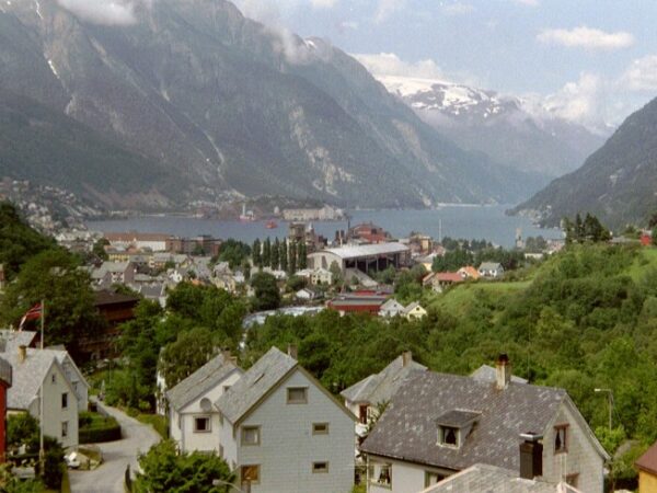 Private Transfer: Bergen to Hardangerfjord