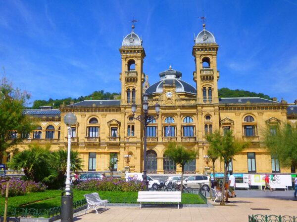 Private Transfer: Madrid Airport to San Sebastian
