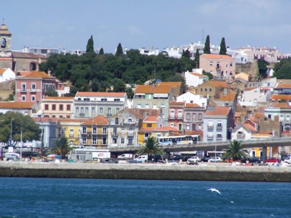 Private Transfer: Setubal to Lisbon Airport