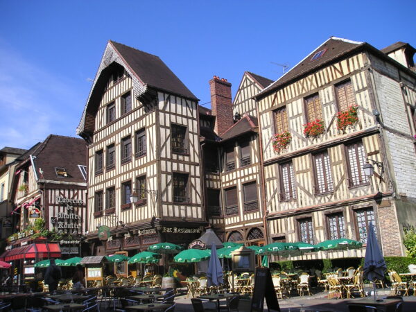 Private Transfer: Reims to Troyes