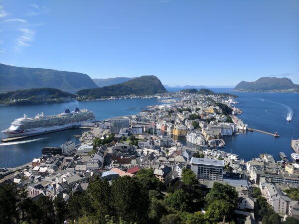 Private Transfer: Alesund to Bergen Airport
