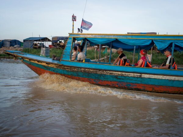 Traslado privado: origen Aeropuerto Internacional de Siem Reap Angkor, destino Prek Chak Border Crossing